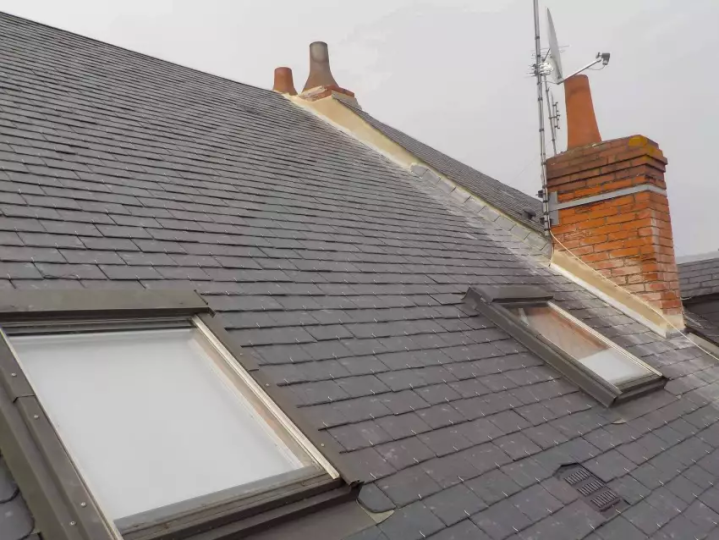 Pose traditionnelle de toitures en ardoises.